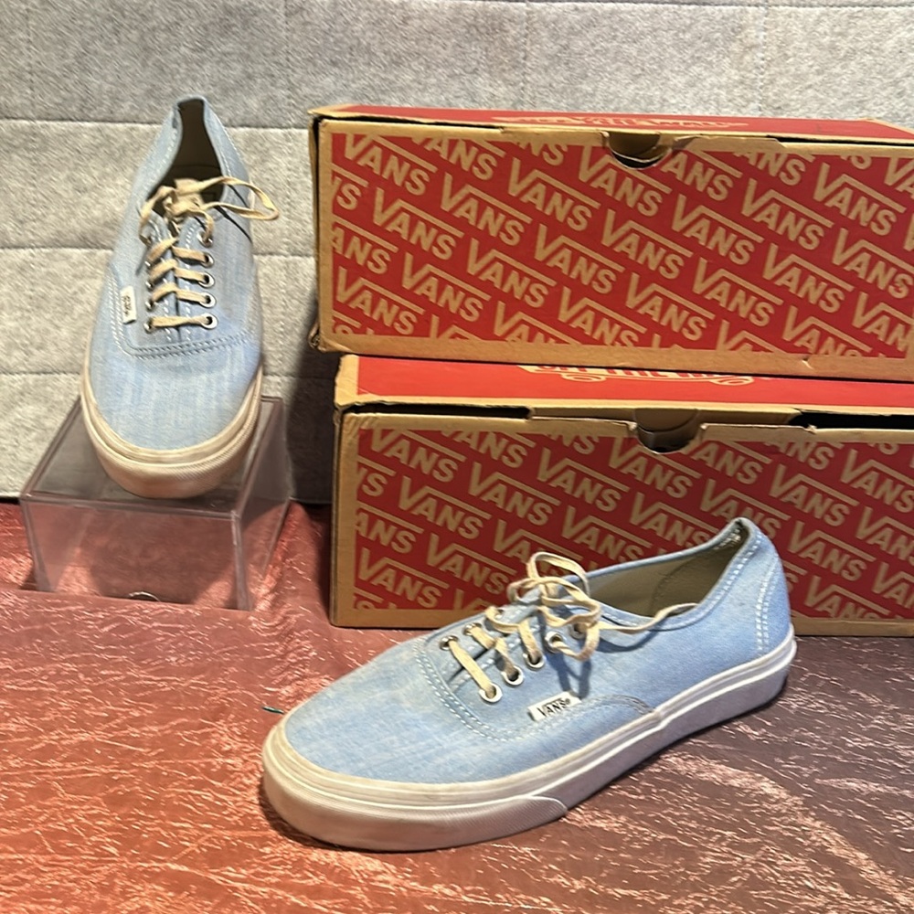 Vans Chambray Denim Sneakers Authentic - 6.5
- Lace up 6.5 men’s 8 women…